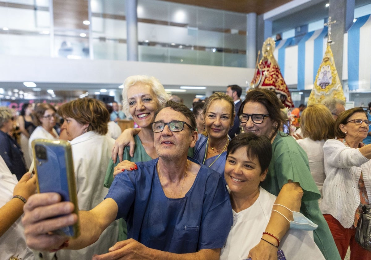 Trabajadores del Hospital San Pedro de Alcántara de Cáceres durante la estancia de la Virgen de la Montaña en el centro con motivo del Centenario.