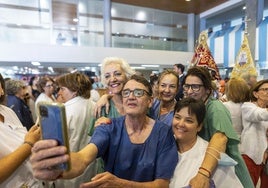 Trabajadores del Hospital San Pedro de Alcántara de Cáceres durante la estancia de la Virgen de la Montaña en el centro con motivo del Centenario.