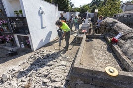 Catas en julio pasado en el cementerio cacereño de Torremenga para encontrar los restos de represaliados por la dictadura franquista.