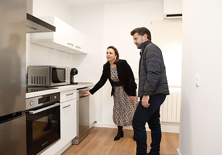 La secretaria general de Igualdad, Ara Sánchez, junto al arquitecto Eduardo Reveriego, en una de las estancias del centro de atención 24 horas a víctimas de violencia sexual en Cáceres.