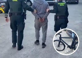 Agentes de la Guardia Civil con el detenido. En detalle, la bicicleta intervenida.