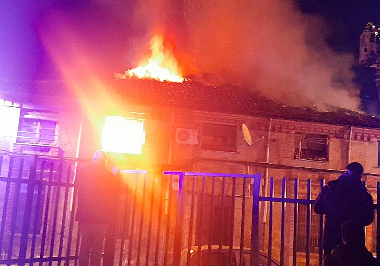Un viandante alertó a los residentes del inmueble al ver las llamas en el tejado desde la calle.