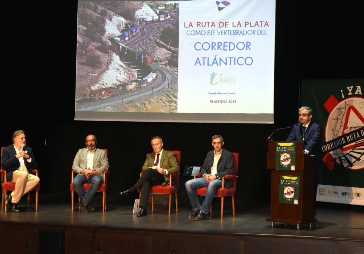 Un momento del encuentro nacional celebrado en octubre en Plasencia para reclamar el Corredor Atlántico.