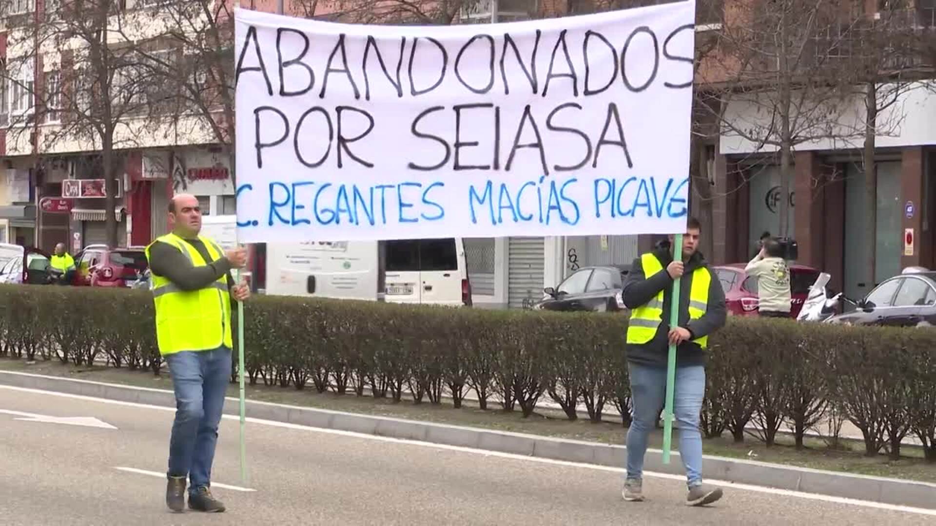 50 tractores recorren Valladolid para pedir cambiar una tubería "fundamental" para el riego