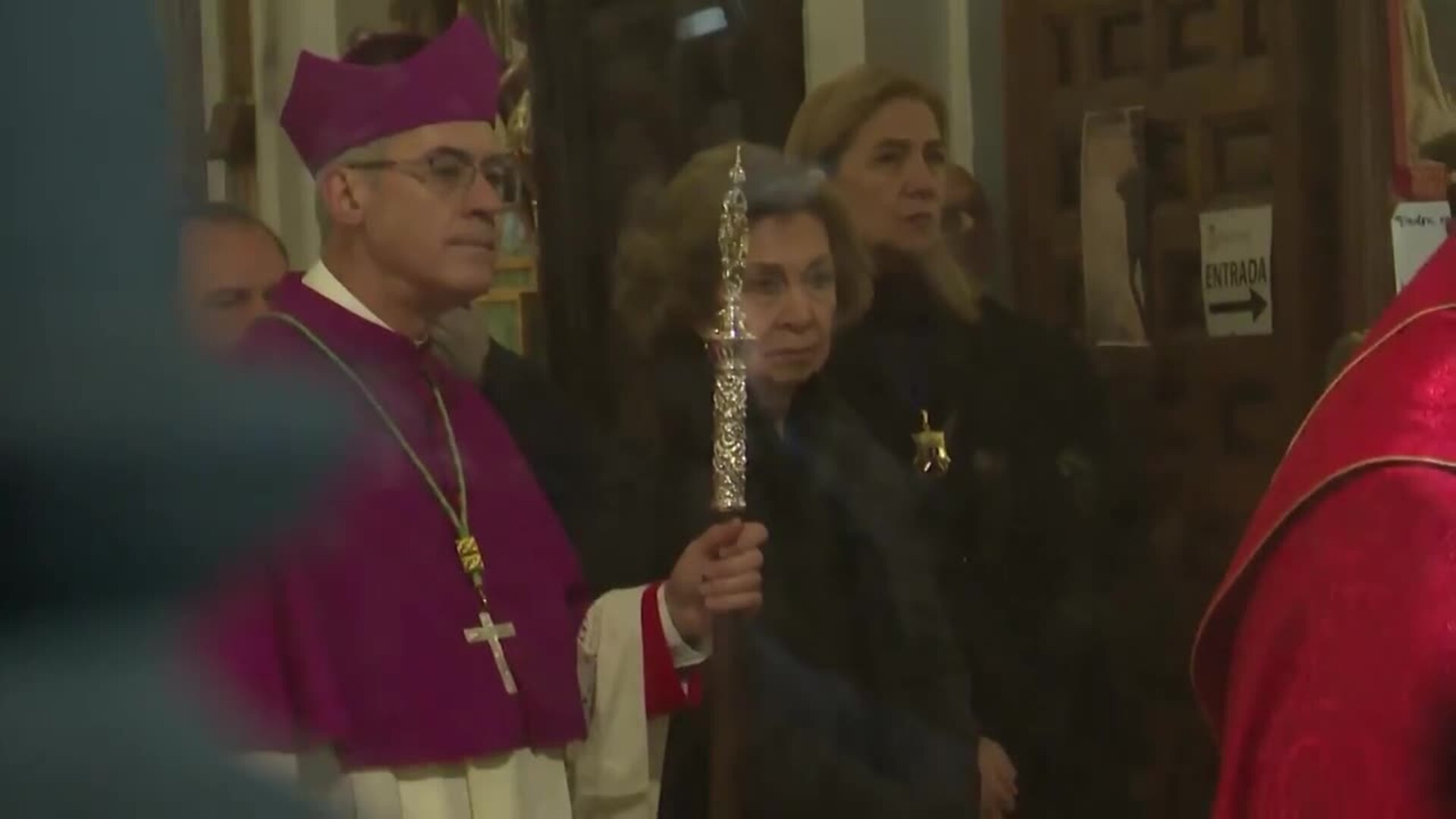 La Reina Sofía y la Infanta Cristina protagonizan la Procesión del Cristo de los Alabarderos