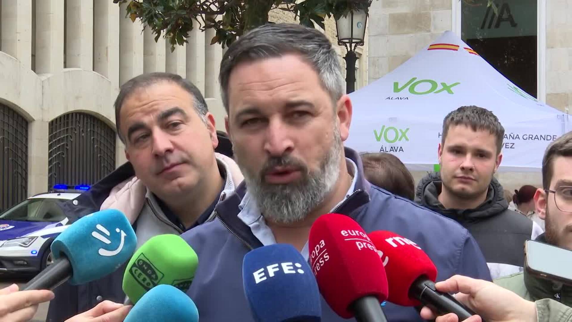 Abascal (Vox): apoyar al PP es "votar a Bildu en diferido" y manda "a la mierda" a Otxandiano