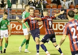 Javi Bernal celebrando su gol al Cieza.