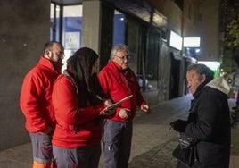 Voluntarios de Cruz Roja atienden a una persona sin hogar en la primera jornada del protocolo 'Ola de frío', activado el 16 de diciembre.