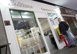 Benito Rangel en la puerta de su local, Tristana, que fue asaltado de madrugada.