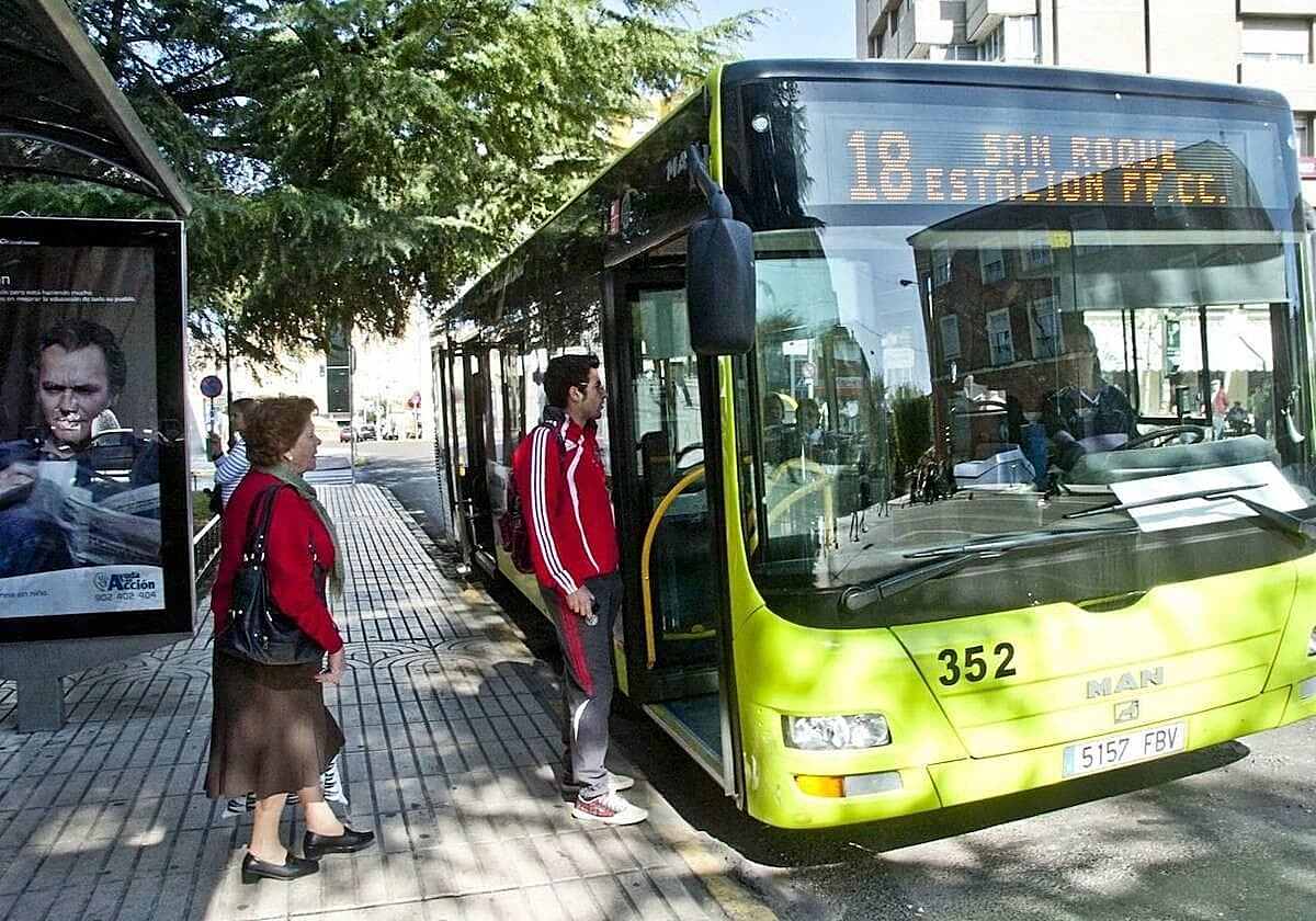 Vecinos del Cerro Gordo montando en la línea 18 de autobús urbano.