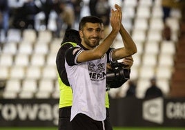 Mario Climent celebra la victoria del último partido en el Romano ante el Fuenlabrada. J. M. ROMERO.