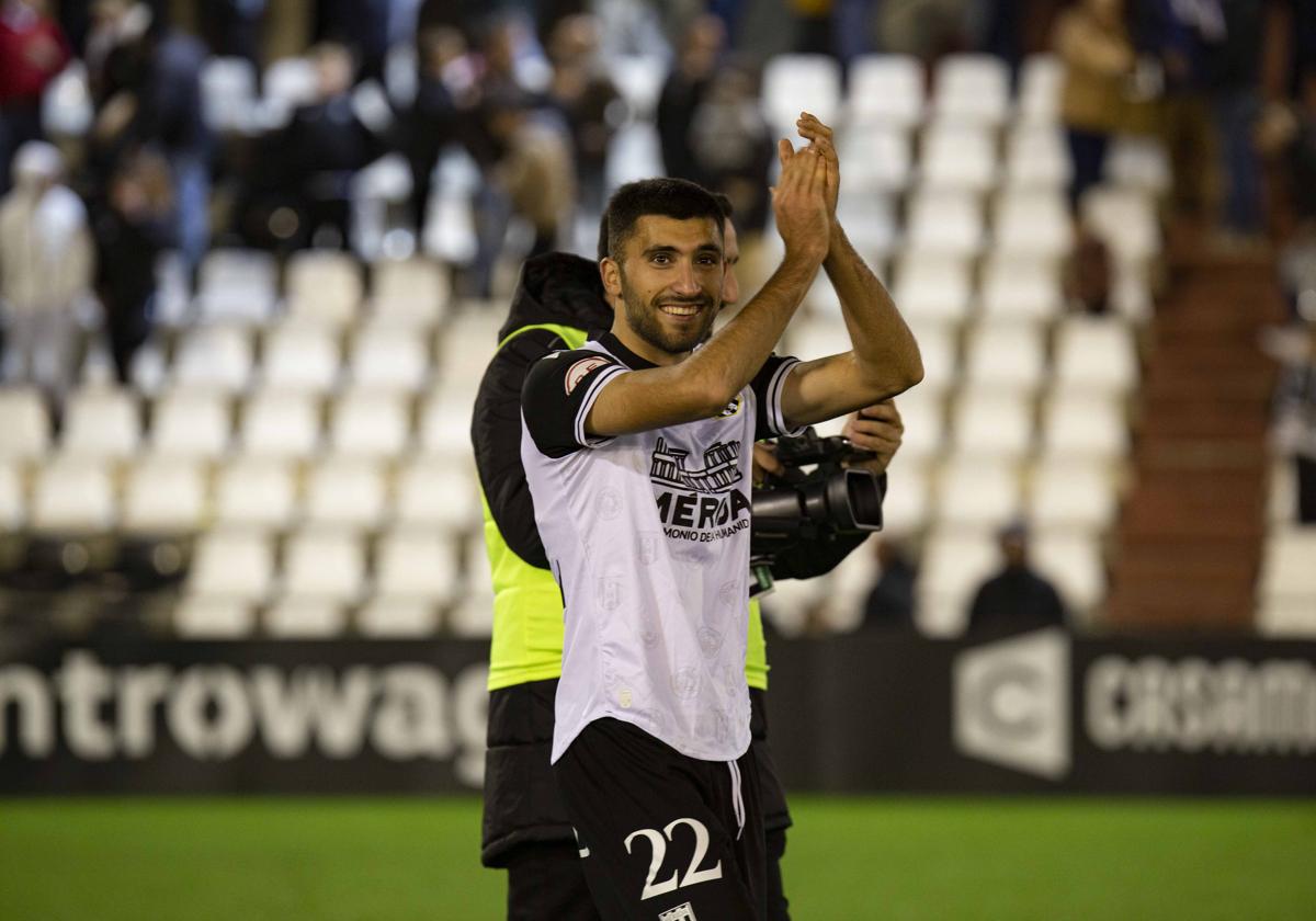 Mario Climent celebra la victoria del último partido en el Romano ante el Fuenlabrada. J. M. ROMERO.