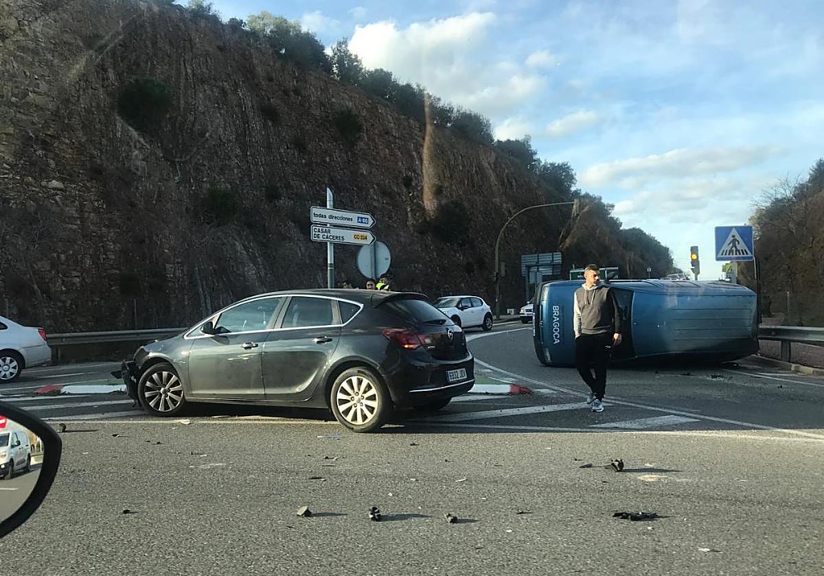 Los vehículos implicados en el accidente ayer por la tarde.