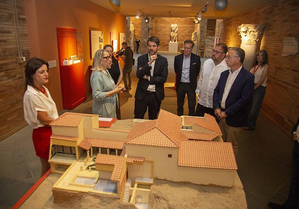 La directora del Museo, Trinidad Nogales, y el ministro de Cultura, Ernest Urtasun, en una foto de archivo.