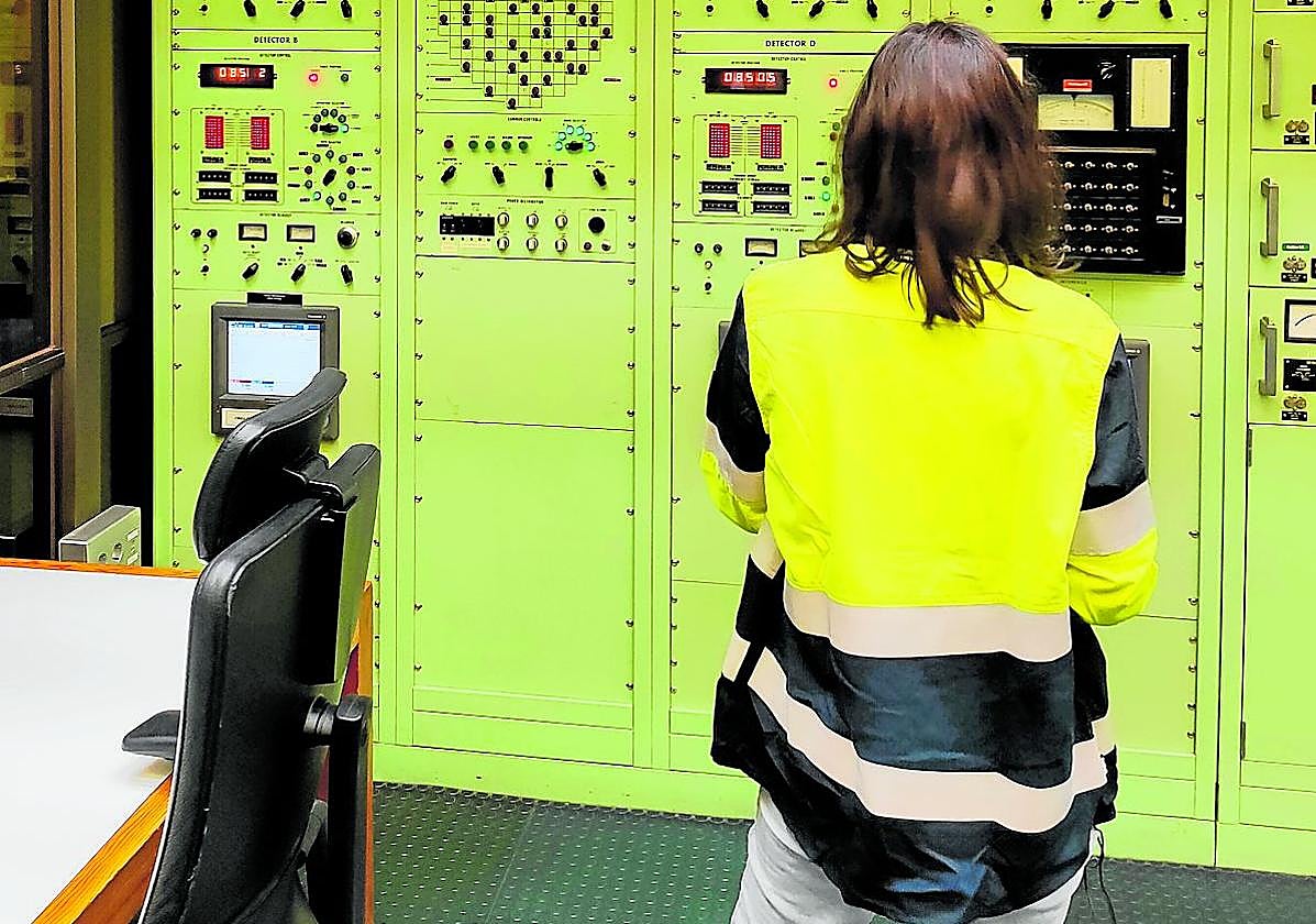 Una trabajadora de la central nuclear de Almaraz, en una de las dos salas de control que tiene la planta.