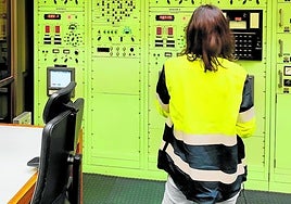 Una trabajadora de la central nuclear de Almaraz, en una de las dos salas de control que tiene la planta.
