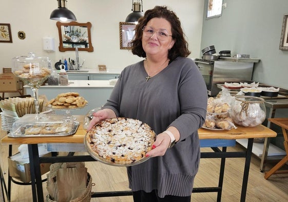 Esther Barroso es la encargada de elaborar numerosas delicias artesanales, como esta tarta de arándanos.