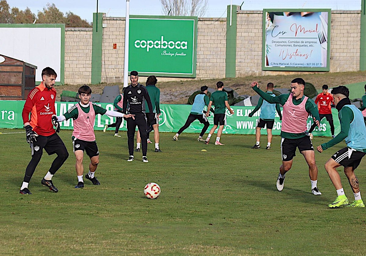 Sesión de entrenamiento del Cacereño después del parón navideño.