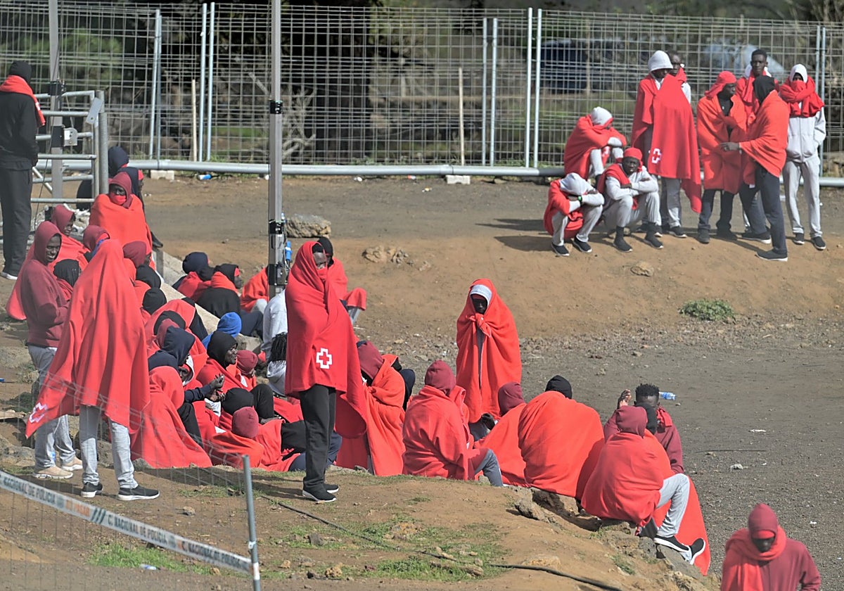 Migrantes llegados a la isla de El Hierro a bordo de diferentes cayucos el pasado 29 de diciembre.