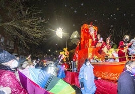 Cabalgata pasada por agua en Cáceres en 2022, con paraguas hacia arriba y hacia abajo.