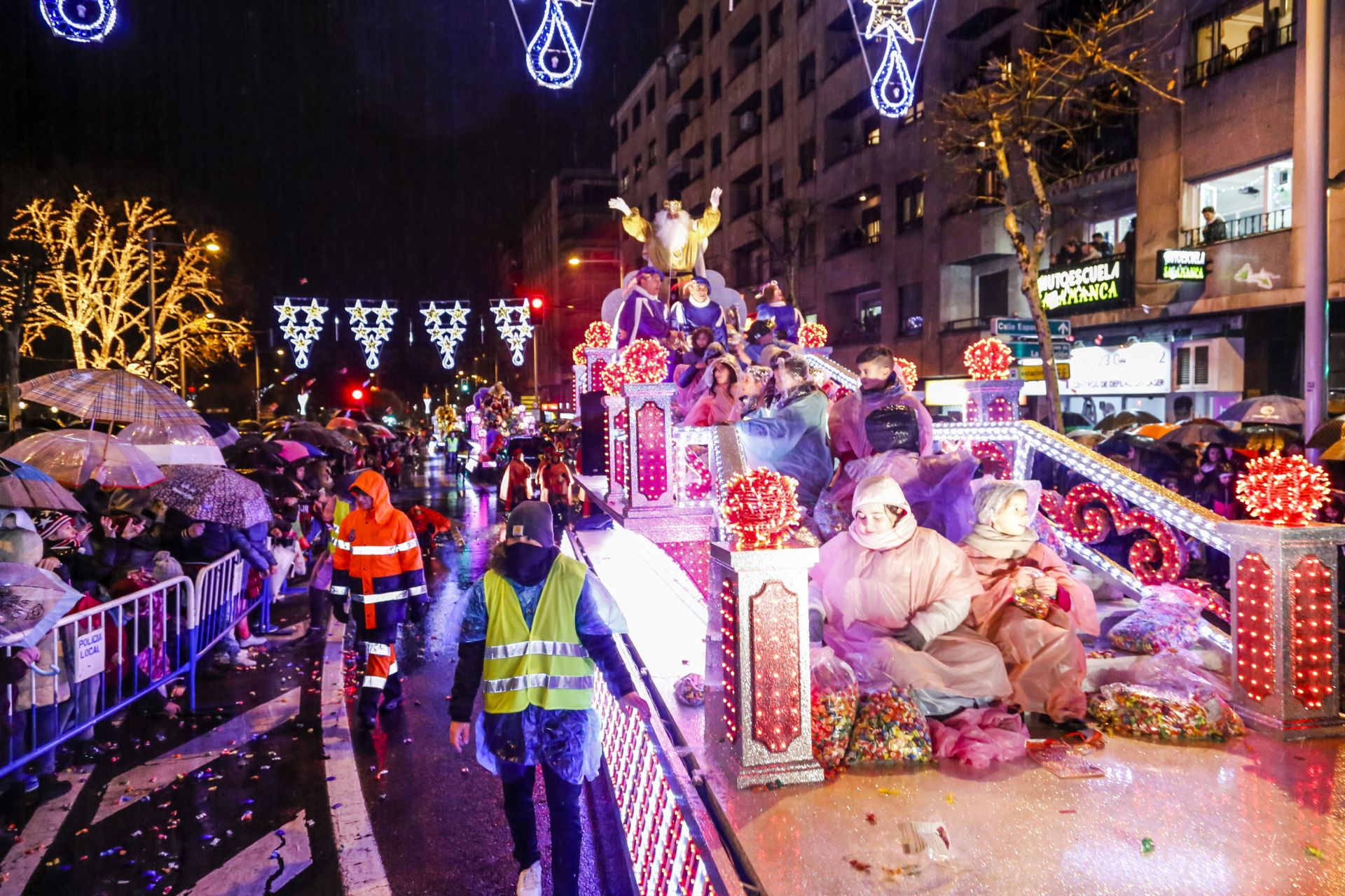 Cabalgata de Reyes bajo la lluvia.