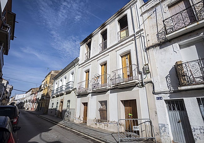 El edificio donde se originó el fuego ha sido precintado por riesgo de colapso de la estructura del tejado.