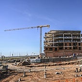 Obra de construcción de viviendas en la avenida de Elvas de Badajoz.