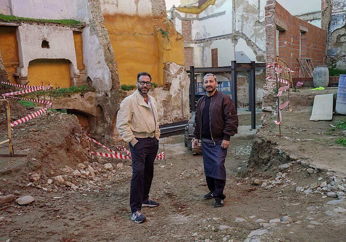 Jesús Ortega y Juan Carlos Guajardo en el solar donde se está levantando el edificio.