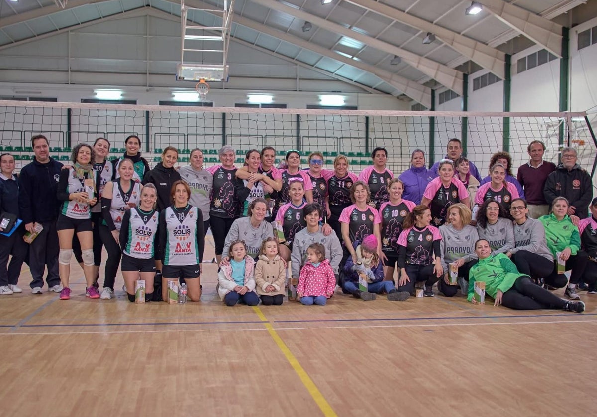 Foto de familia de los tres equipos participantes en el Torneo Solidario Máster Femenino.