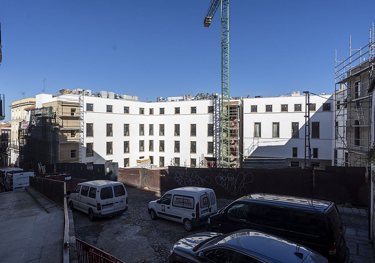 Imagen del estado actual de las obras del hotel, donde se aprecia el aspecto final de la fachada que da a la calle Zapatería.