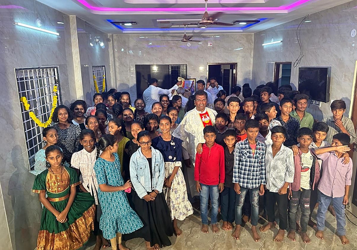 Foto de la inauguración del centro de acogida promovido por la oenegé cacereña en Telengana.