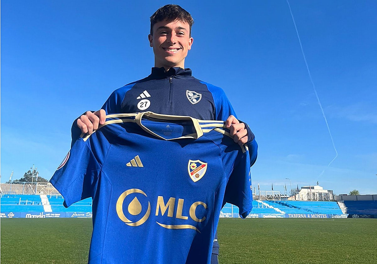 Inach Fernández debutó con el Linares en Primera RFEF.