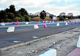 Tramo en obra acotado para que sigan pasando los coches en la carretera de Montealto.