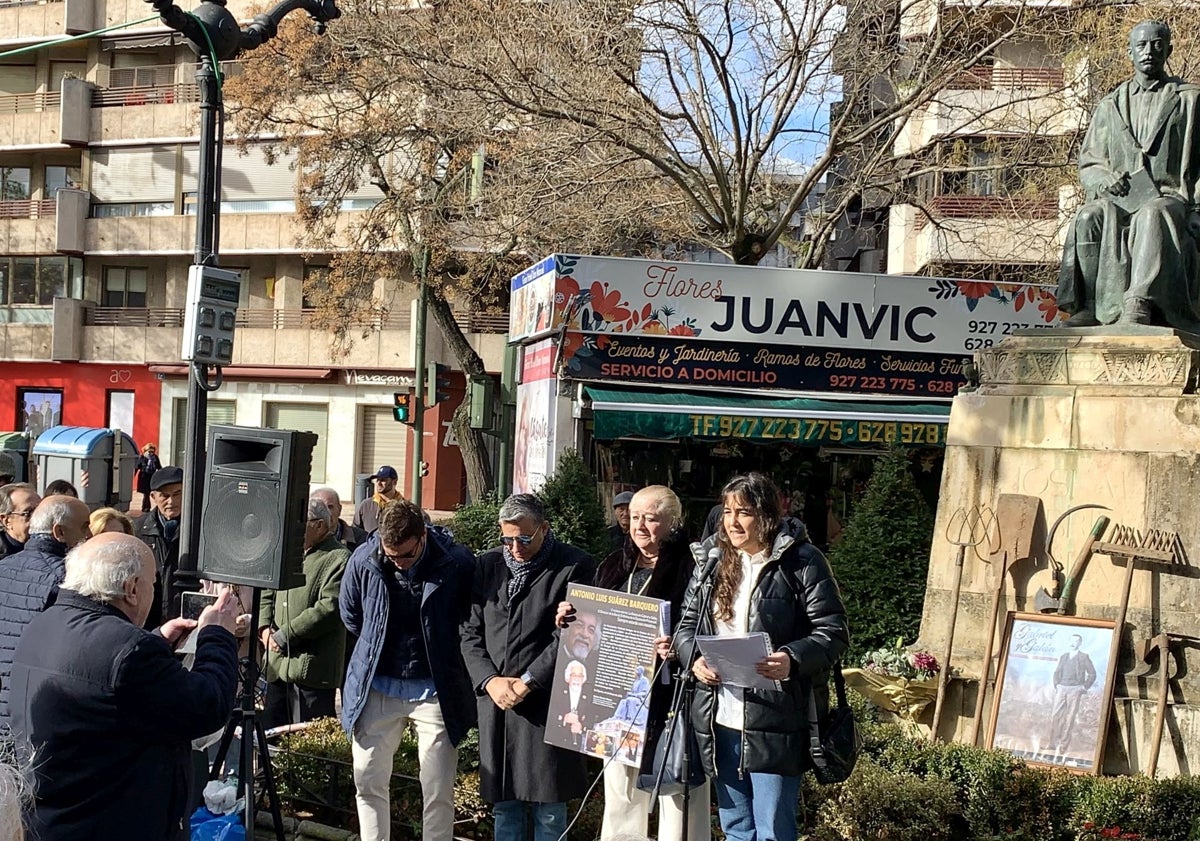 Imagen principal - En la foto superior, la viuda y los hijos de Antonio Luis Suárez durante el reconocimiento que se le hizo al músico, fallecido en diciembre. Debajo un momento del acto, que contó con recitales y disertaciones poéticas como la de Ángel Estrada, sobre estas líneas con la estatua del Gabriel y Galán detrás.