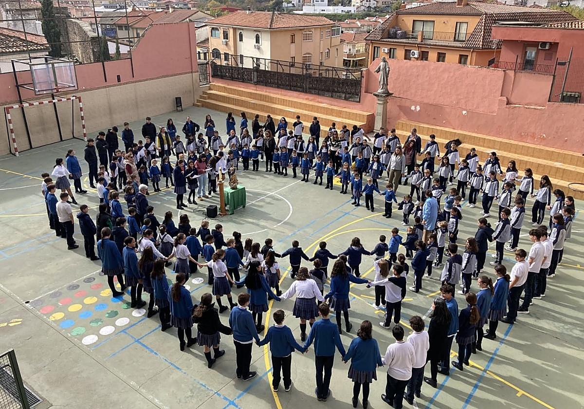 Los niños del MadreMatilde, en un actoen el patio del colegioeste curso.