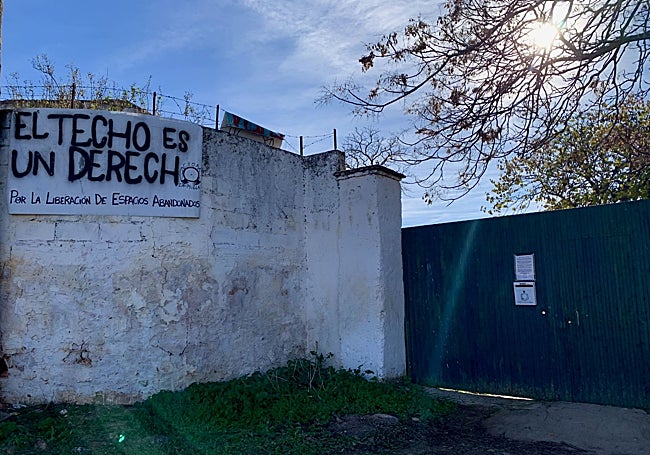 Exterior del centro okupa autogestionado, con un cartel que reivindica la liberación de espacios abandonados.