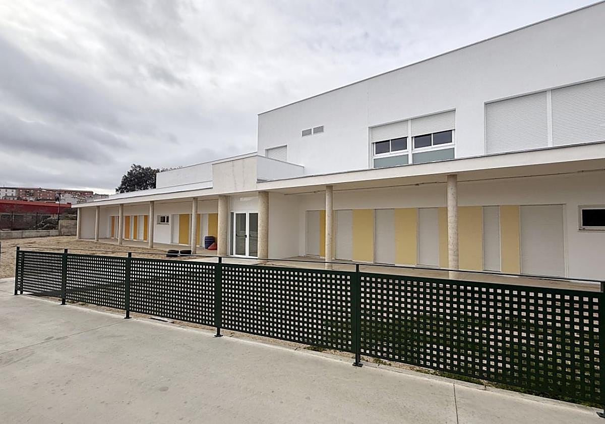 Fachada principal del nuevo CEP San Miguel Arcángel, un día antes de abrir sus puertas.