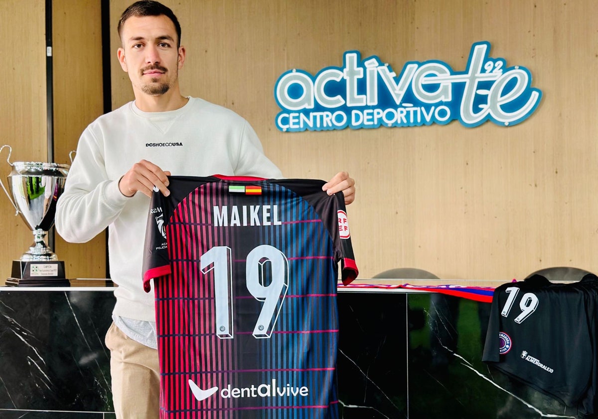 Maikel Villajos durante su presentaicón como jugador del Extremadura.