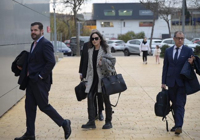 Llegan los abogados de las acusaciones. A la derecha, José María Bueno, abogado de Manos Limpias.