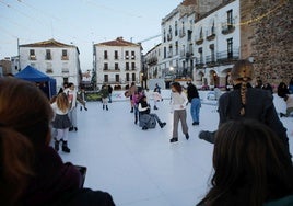 Pista de patinaje en la Plaza Mayor de Cáceres.