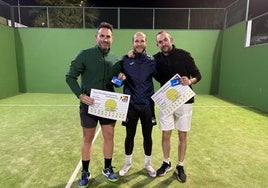 La pareja ganadora con el concejal de deportes
