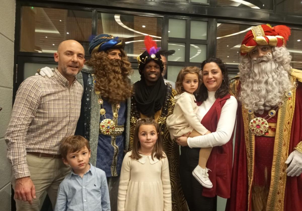 La familia ganadora del concurso, con los Reyes Magos.