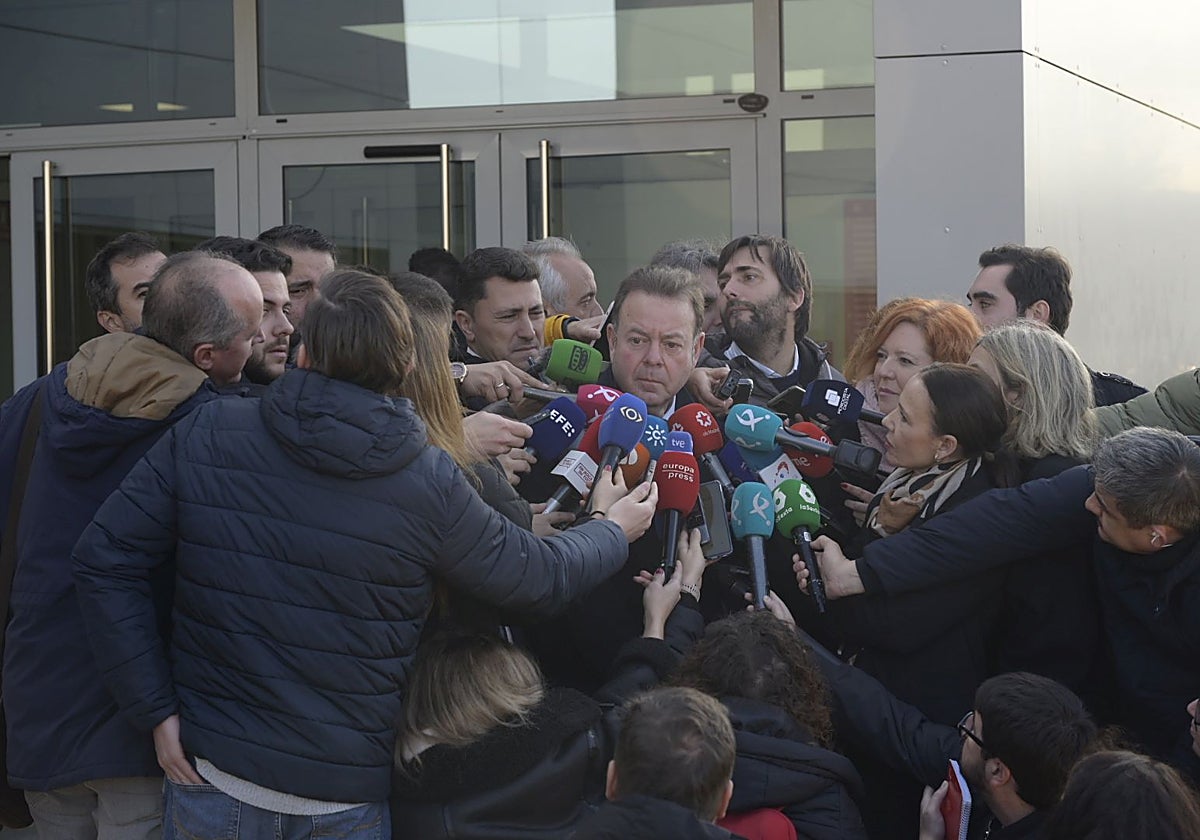 Emilio Cortés, el abogado del hermano del presidente, atiende a los medios.