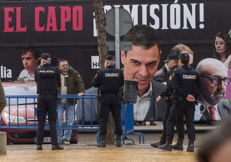 Despligue policial ante uno de los vehículos desplazados a Badajoz por Hazte Oír.