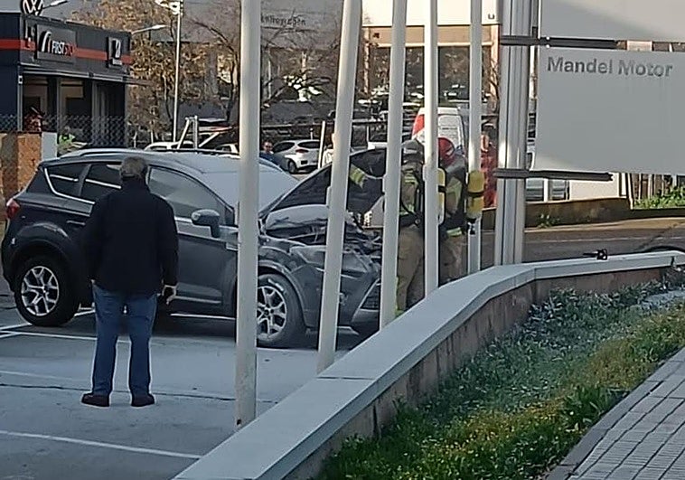 Los bomberos se encargaron de rematar el fuego en el vehículo estacionado junto a una zona de concesionarios.