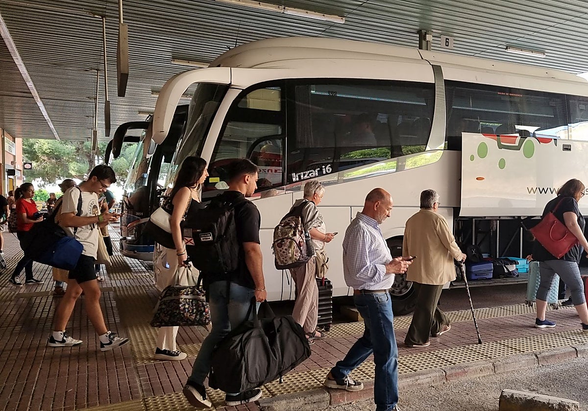 Usuarios en la estación de autobuses de Mérida.