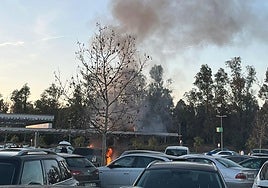 Imagen del coche ardiendo en el centro comercial El Faro.