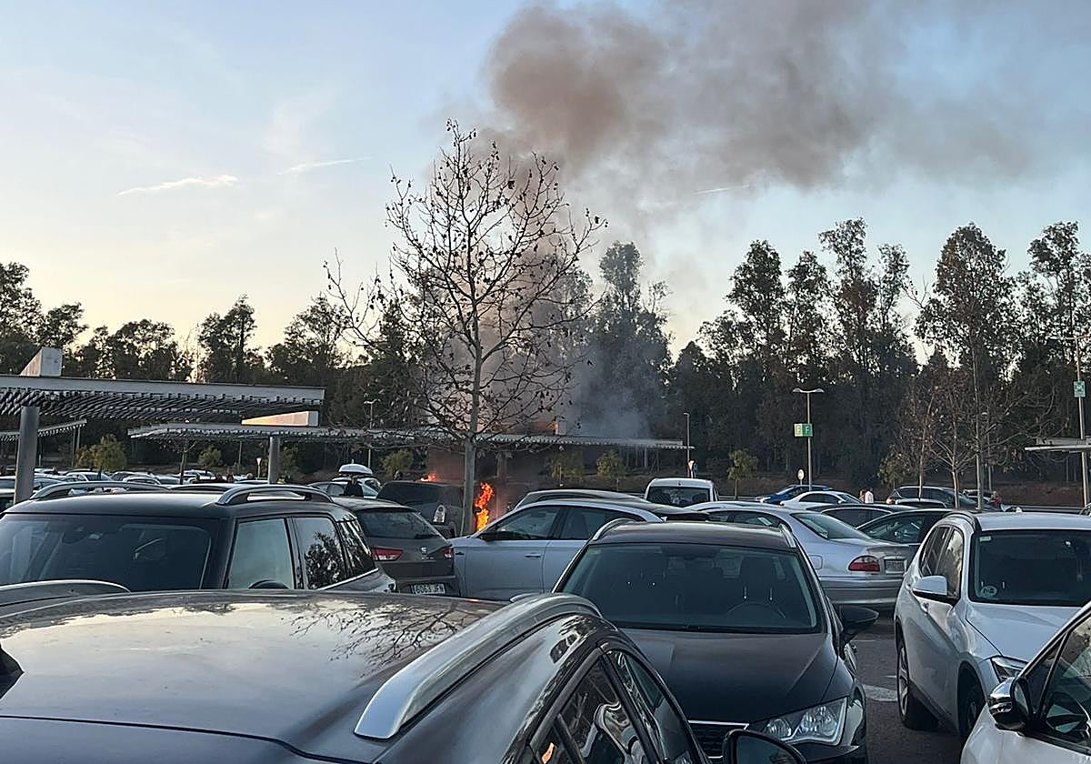Imagen del coche ardiendo en el centro comercial El Faro.