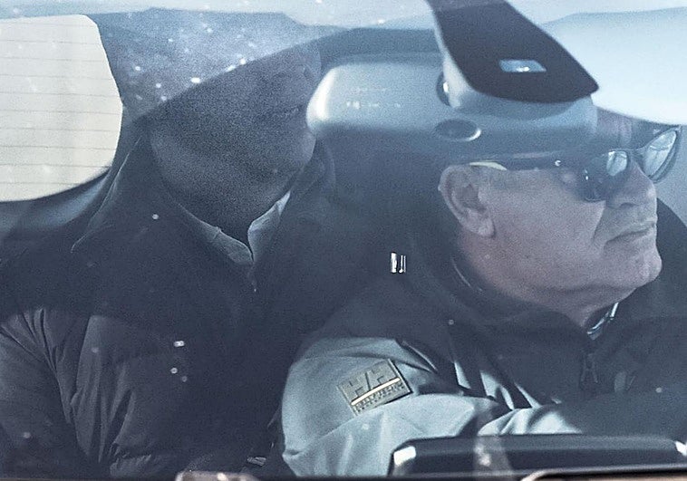 El hermano de Pedro Sánchez salió del Palacio de Justicia de Badajoz a bordo de un Peugeot, un vehículo distinto al que el condujo a la sede judicial de la Ronda Norte.