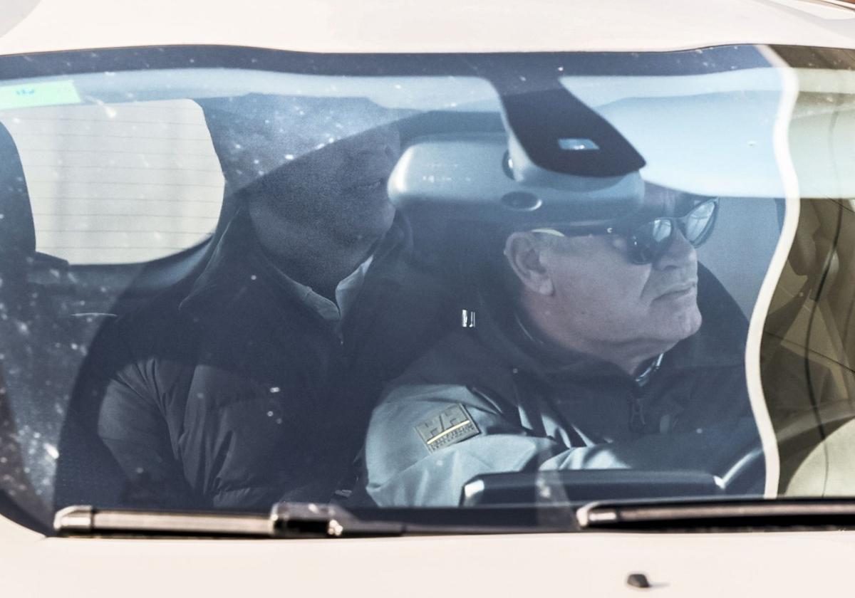 El hermano de Pedro Sánchez, David Sánchez, entra en los juzgados en el asiento de copiloto de un Volkswagen Polo conducido por su abogado.
